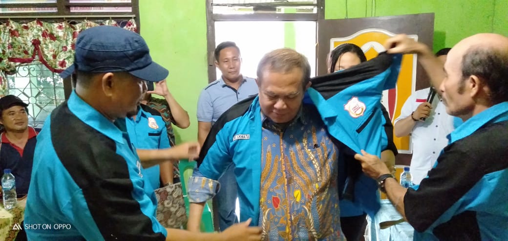 Pengurus DPP PEWAKI Sematkan Uniform PEWAKI Kepada Bapak Drs.Sokhiatulo Laoli,MM