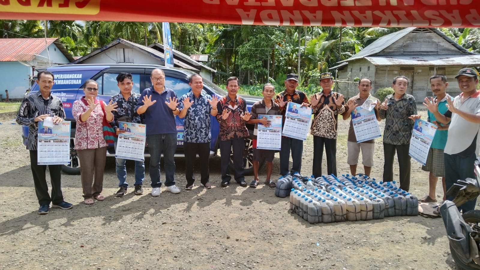 Caleg DPR RI Drs. Sokhiatulo Laoli, MM Berikan Bantuan POC Kepada Petani Di Desa Laowo Hilimbaruzo