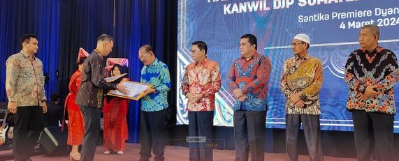 Pemkab  Nias Terima Piagam Penghargaan Dari Kanwil DJP Sumut II