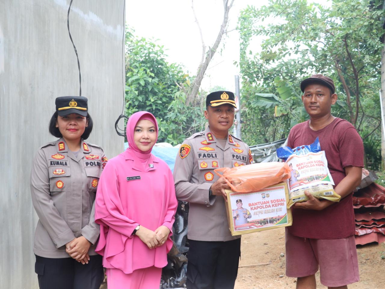 Kapolres Karimun Bersama Bhayangkari Berikan Bantuan Kapolda Kepri Kepada Korban Angin Puting Beliung