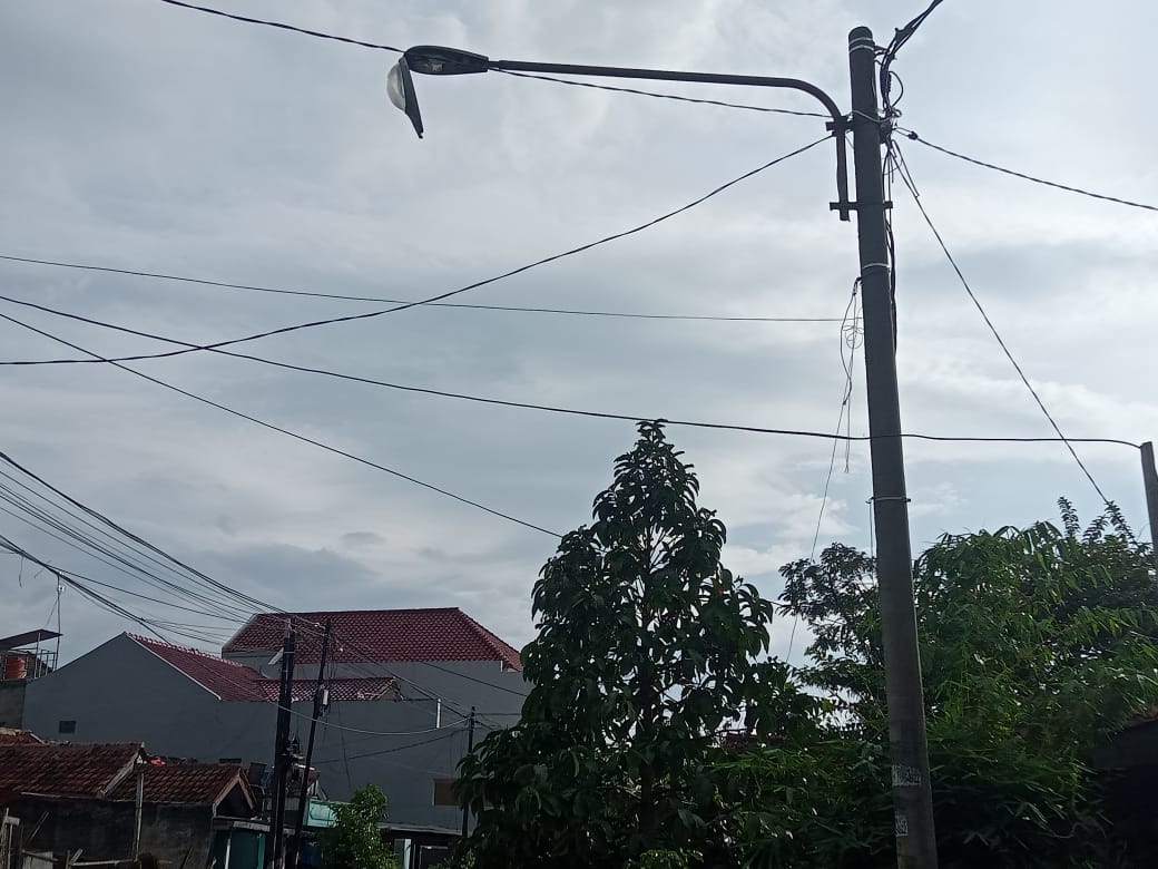 Hati-hati Melintas Jalan Gradiul Rancaekek Kencana, Tutup Lampu JPU Hampir Saja Lepas.