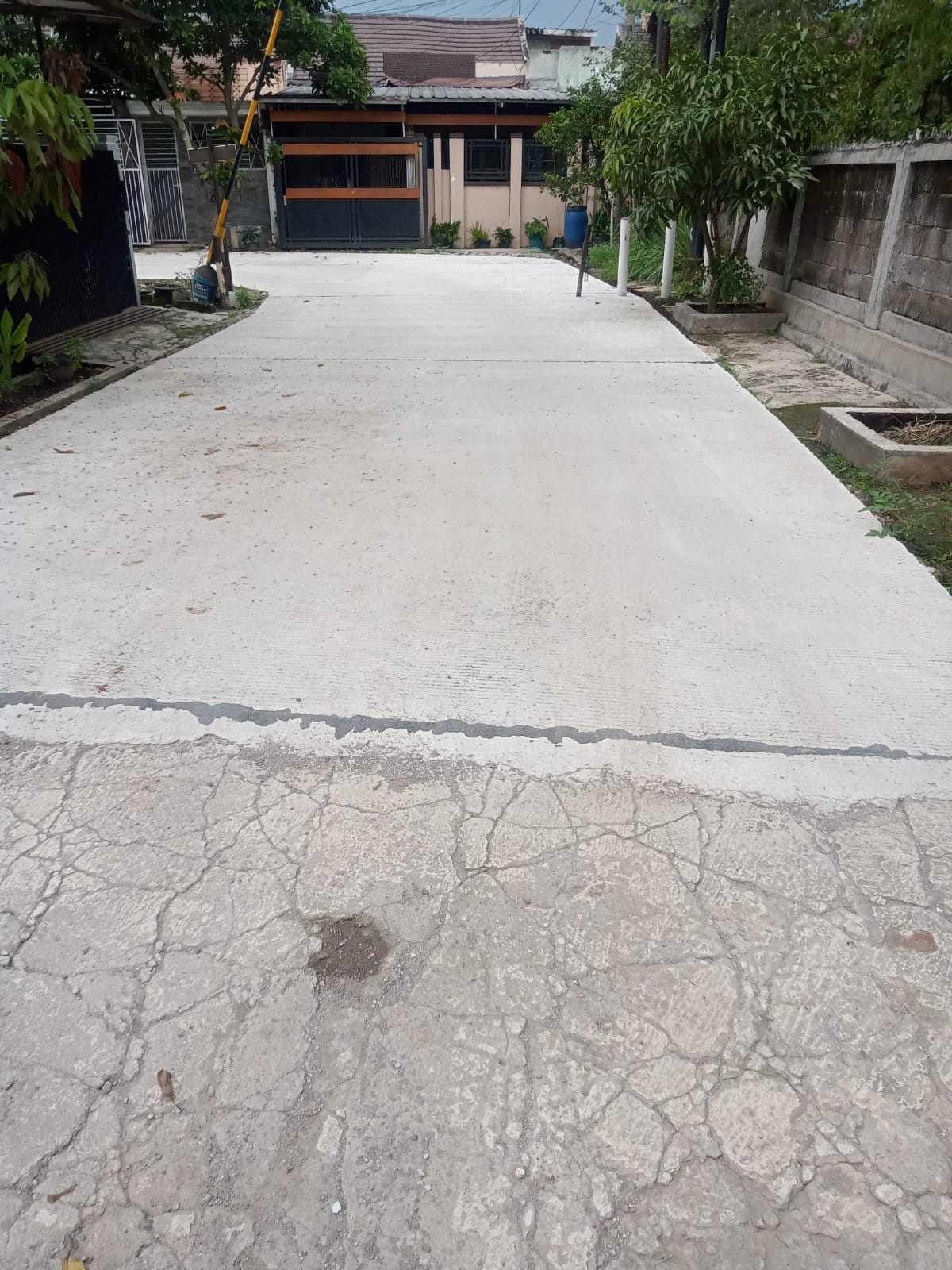 Belum 2 Bulan di Cor, Jalan Di Perumahan Bumi Orange Sudah Retak Dan Patah