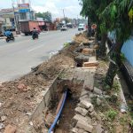 Parah! Galian Kabel Serobot Trotoar, Warga Jayanti Mengeluh dan Merugikan Pedagang  