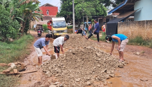 Wujud Perduli Terhadap Masyarakat,Ketua DPC GRANAT Tanggamus Agus Ciek. S.E Wujudkan Keinginan Warga Perbaiki Akses Jalan Yang Rusak Parah