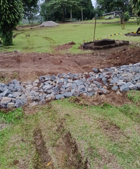 Telan Anggaran nyaris Rp 3 Miliar, Proyek kontruksi Penataan Lingkungan di Duga Rusak Situs Cagar Budaya Batu Bedil di Tanggamus.