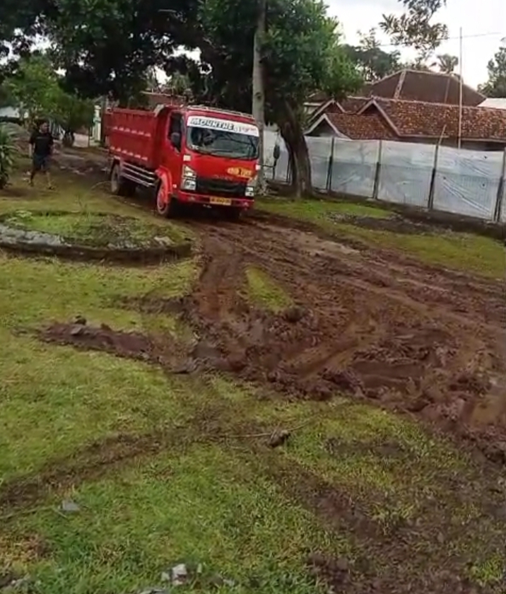 Rusak Akibat Alat Berat dan Truk Matrial, Diduga Kepala Pengelola Situs Cagar Budaya Batu Bedil Tanggamus Tutup Mata