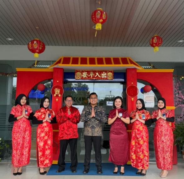 Sapa Nasabah dengan Nuansa Merah, BRI Sanggau Tebar Semangat Keberuntungan di Tahun Baru Imlek 2577