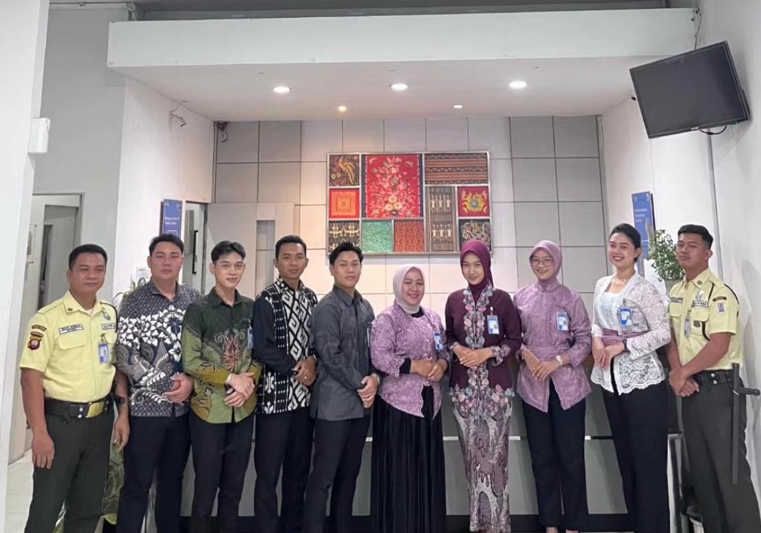 Peringati Hari Kartini 2026, BRI BO Melawi dan Tim Supervisi Kompak Kenakan Busana Adat Saat Layani Nasabah