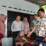 Bupati Sidak RTLH Dan Serahkan Bantuan Kursi Roda Di Wonoayu
