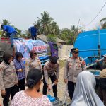 Polsek Kresek Polresta Tangerang Distribusikan Ribuan Liter Air Bersih ke Warga Sidoko, Gunung Kaler