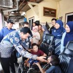 Bupati Berikan Bantuan Kursi Roda Warga Kecamatan Sidoarjo