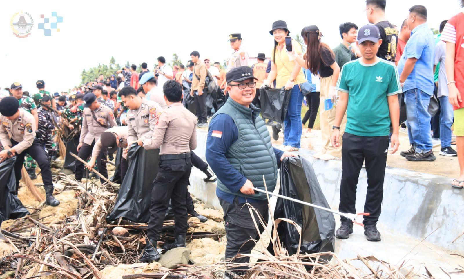 ‎Wali Kota Gunungsitoli Bersama Gubernur Sumut  Hadiri Kurve di Pantai Sorake