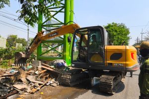 Kembalikan Fungsi Jalan, Satpol PP Tertiban Bangunan Liar Di Frontage Road Waru  SIDOARJO |