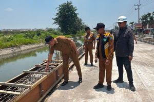 Bupati Sidak Betonisasi Jalan Kebonagung-Kemasan Krian