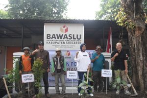 Wabup Tanam Pohon Manggis di Bawaslu Sidoarjo, Simbol Integritas Dan Kejujuran