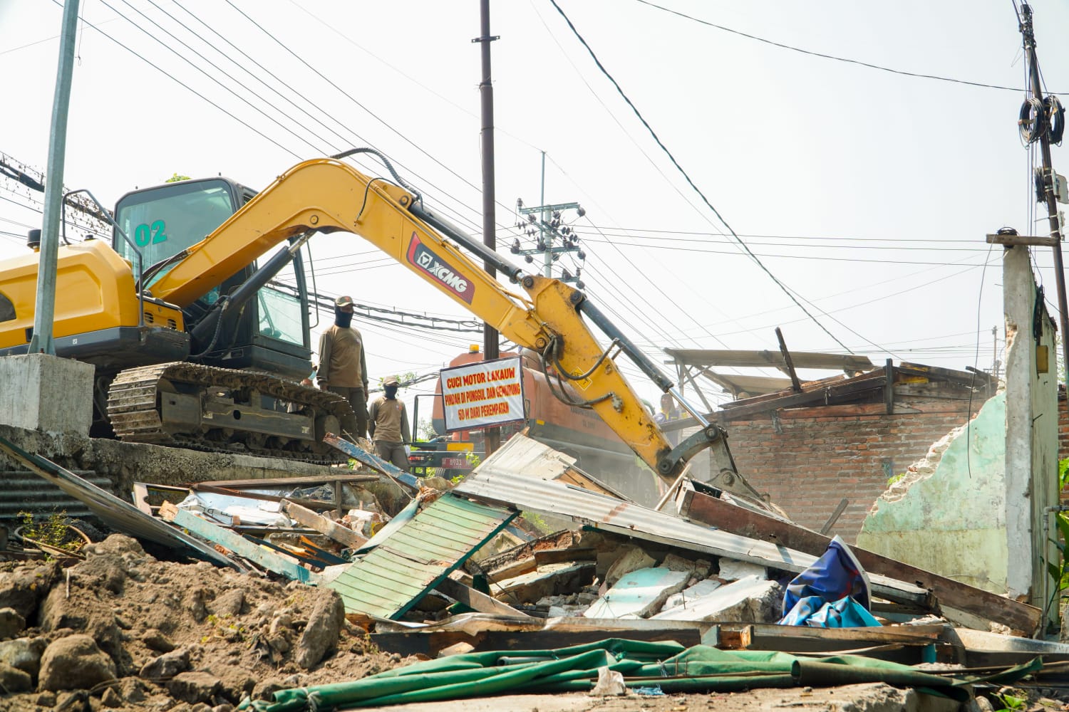 Tim Gabungan Bongkar 67 Bangli Di Frontage Road Sidoarjo